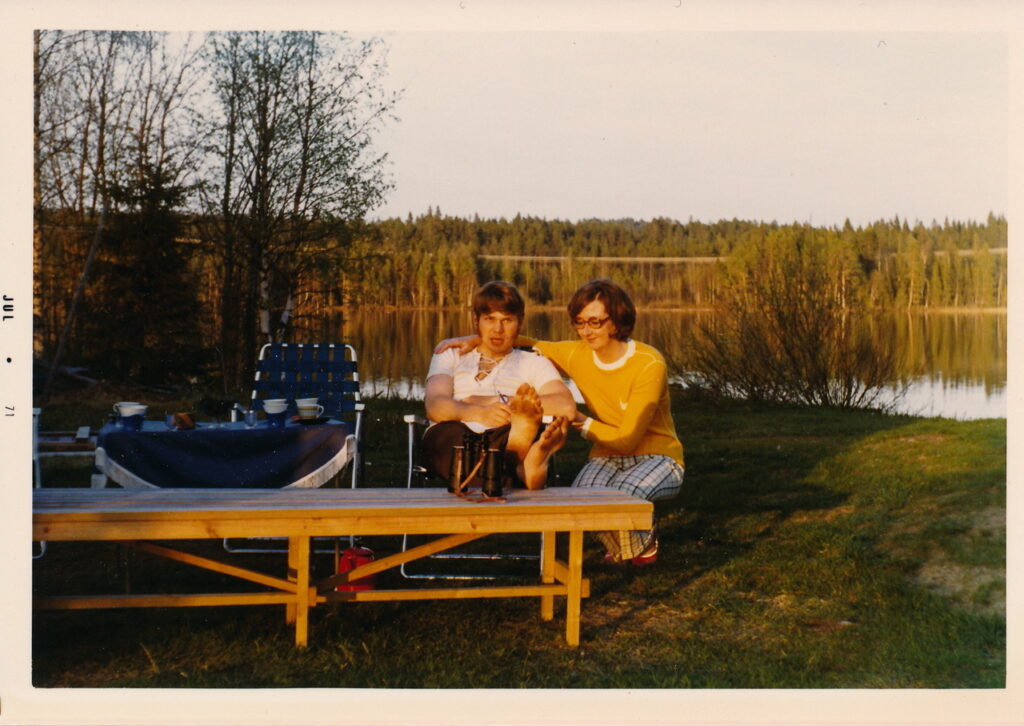 1971-07 Ingrid och Hans i sommarstuga i Hällesjö IMG_20180316_0003.jpeg