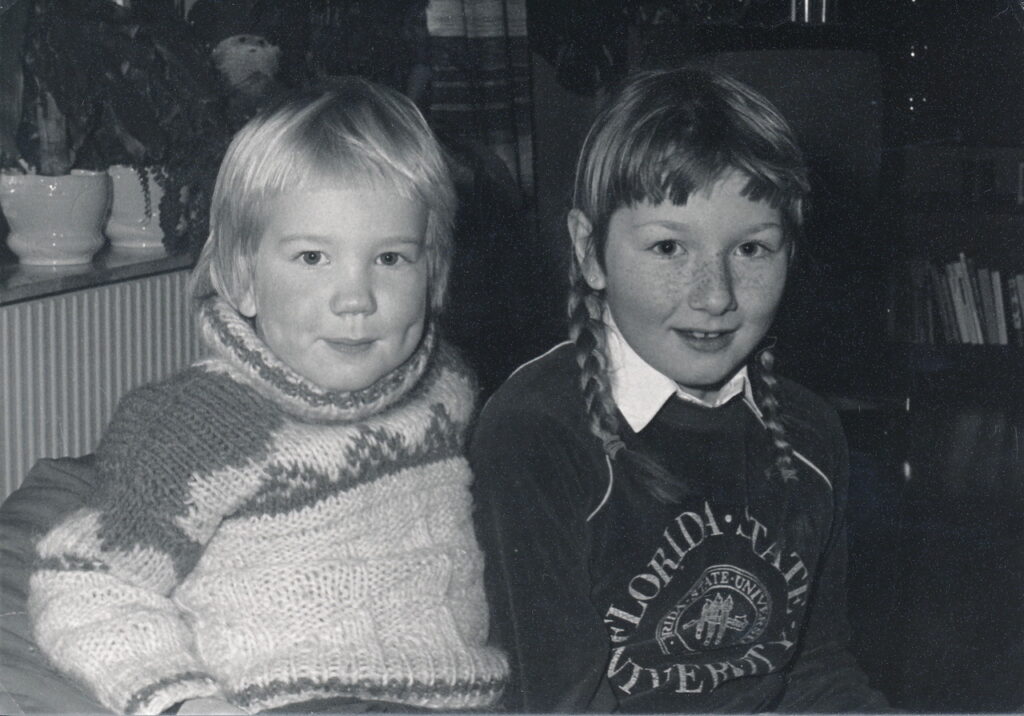 1982 februari kusinerna Cecilia och Marcus i vårt vardagsrum.jpeg