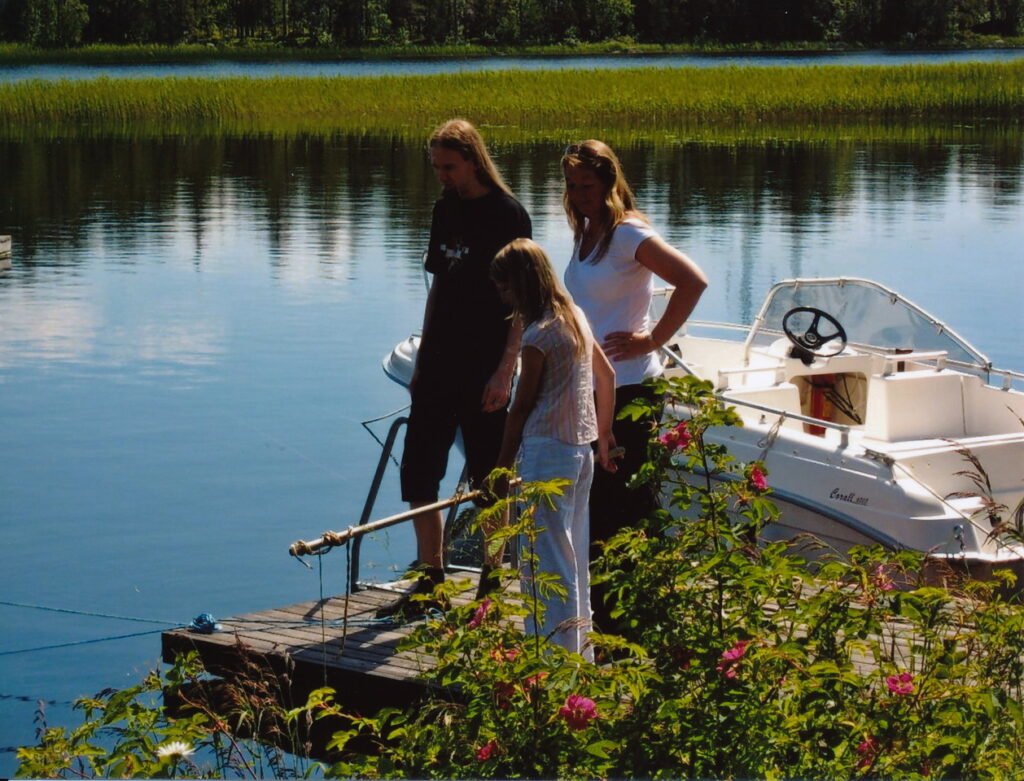 2006 i juli Marcus, Cecilia och Emma på bryggan vid sommarstugan i Hällesjö IMG_201510101937.jpeg