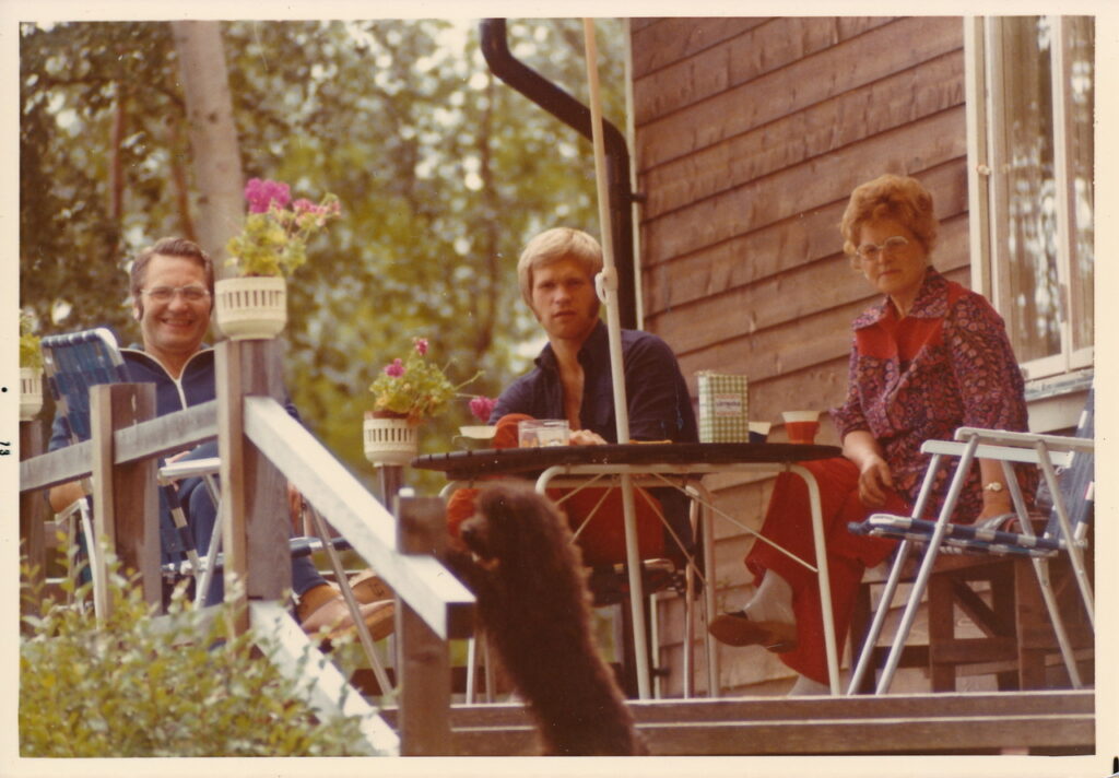 1973 på verandan till sommarstugan i Hällesjö. Per Edvardsson, Sven och Elsie Edvardsson. Hunden Pernilla syns också på bilden.