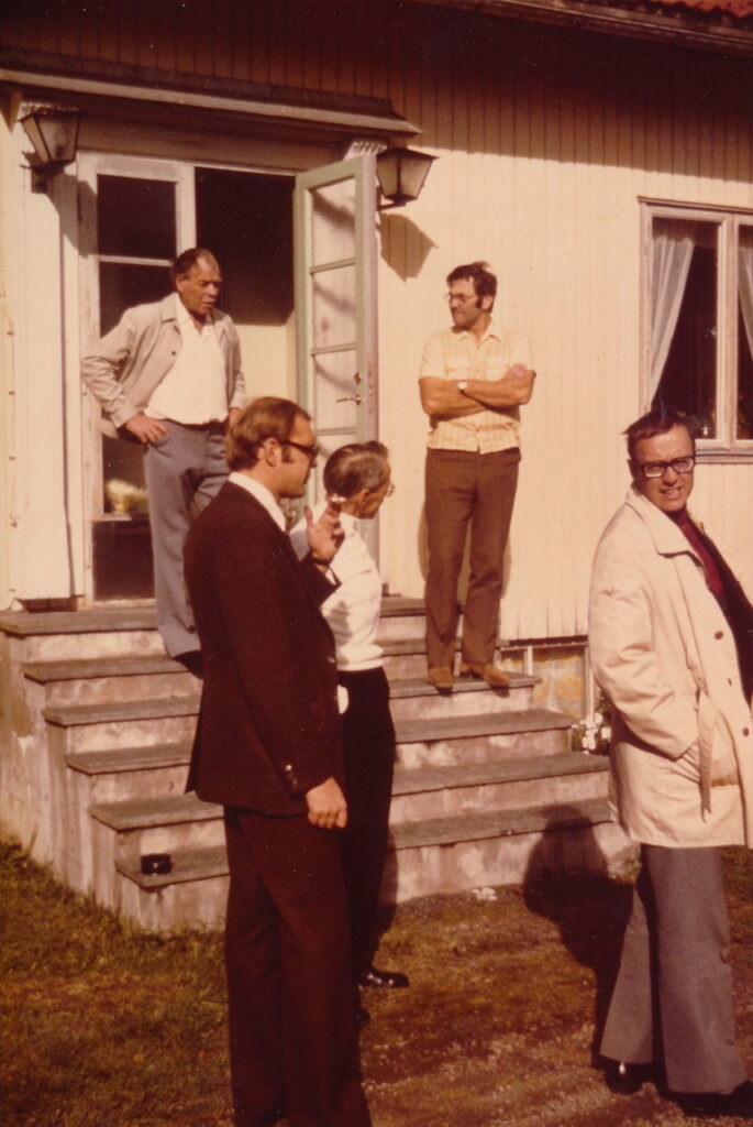 1973-09-15 Aron Teodor Karlssons 90-årsdag. Dagen firas hemma hos sonen Gustaf i Graninge med släkten. På trappan står Gustaf Karlsson och Per Edvardsson. Nedanför till vänster Anders Hane, valter Bondesson och Clas Johnson. Gustaf bor i huset, Per och Valter är gifta med var sin syster till Gustaf. Anders är ett barnbarn till jubilaren Teodor och Claes är gift med ett barnbarn.
IMG_20231014_0003.jpeg